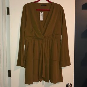 Brand new boohoo plus v-neck dress with ruffles